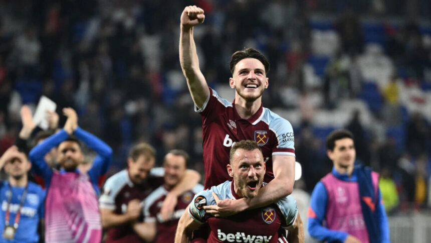 Jogadores do West Ham comemorando a classificação contra o Lyon