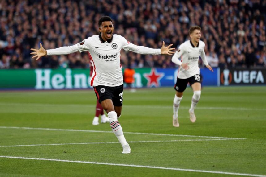 Jogador do Eintracht, de braços abertos, comemorando um gol na partida contra o West Ham pela Liga Europa