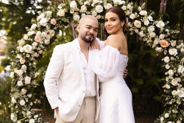 Yudi Tamashiro e Mila vestidos de noivos, posando abraços em um dos espaços na cerimônia