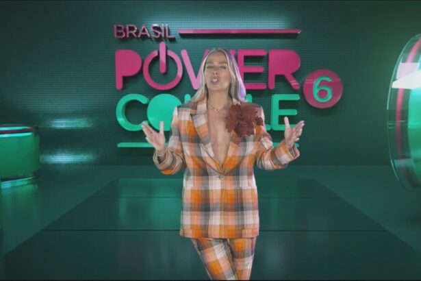 Adriane Galisteu veste conjunto xadrez para apresentar a chamada do Power Couple Brasil 6