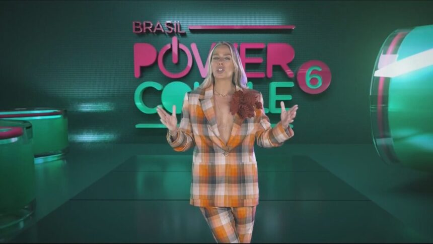 Adriane Galisteu veste conjunto xadrez para apresentar a chamada do Power Couple Brasil 6