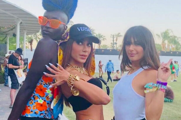 Marieme encostada em Anitta e Isis Valverde no festival Coachella