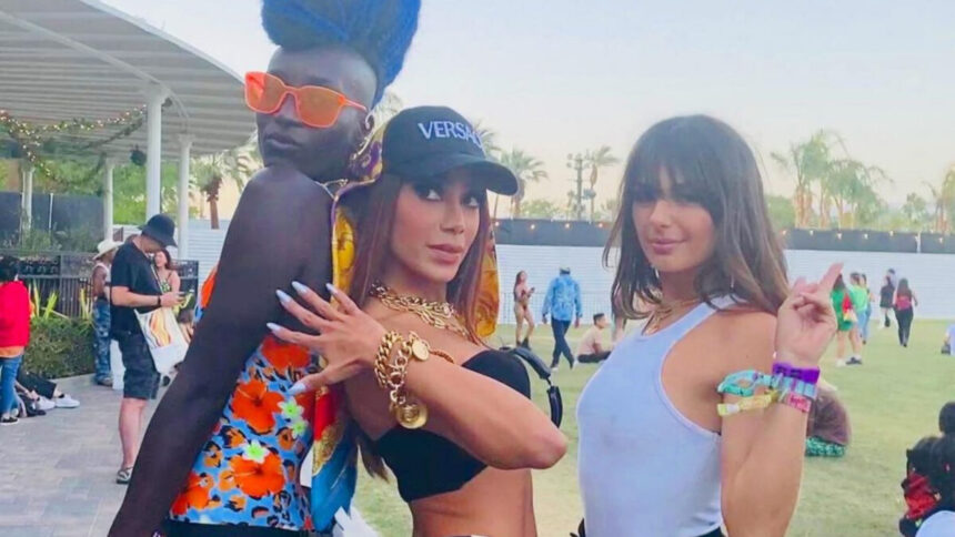 Marieme encostada em Anitta e Isis Valverde no festival Coachella