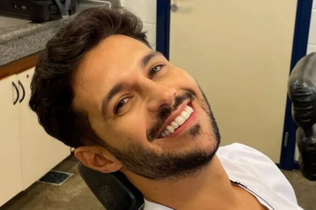 Rodrigo sorrindo nos bastidores da globo.