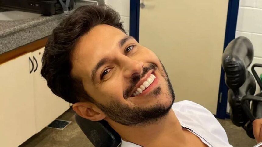 Rodrigo sorrindo nos bastidores da globo.