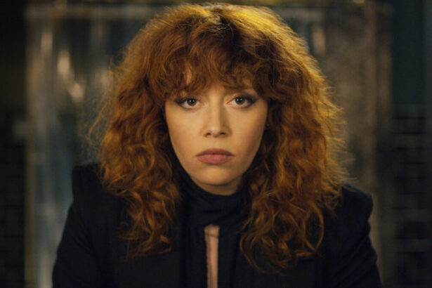 Natasha Lyonne em cena de Boneca Russa