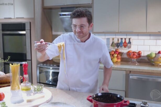 Guga Rocha provando macarão em quadro de receitas do Hoje em Dia