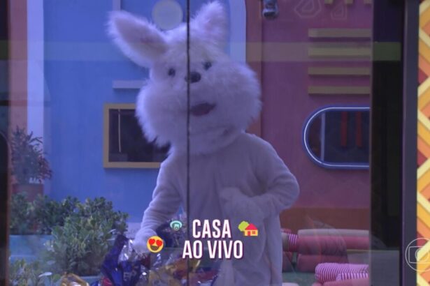 Arthur vestido de coelho na área externa da casa do BBB 22 - trecho do plantão BBB