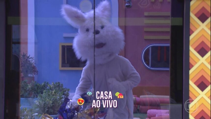 Arthur vestido de coelho na área externa da casa do BBB 22 - trecho do plantão BBB