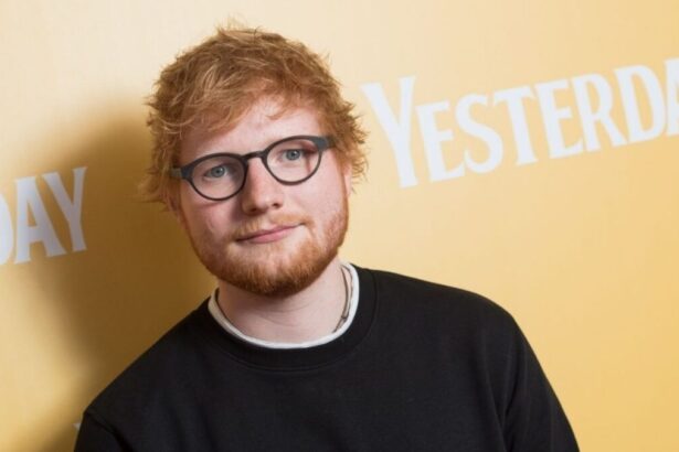 Ed Sheeran de óculos e barba