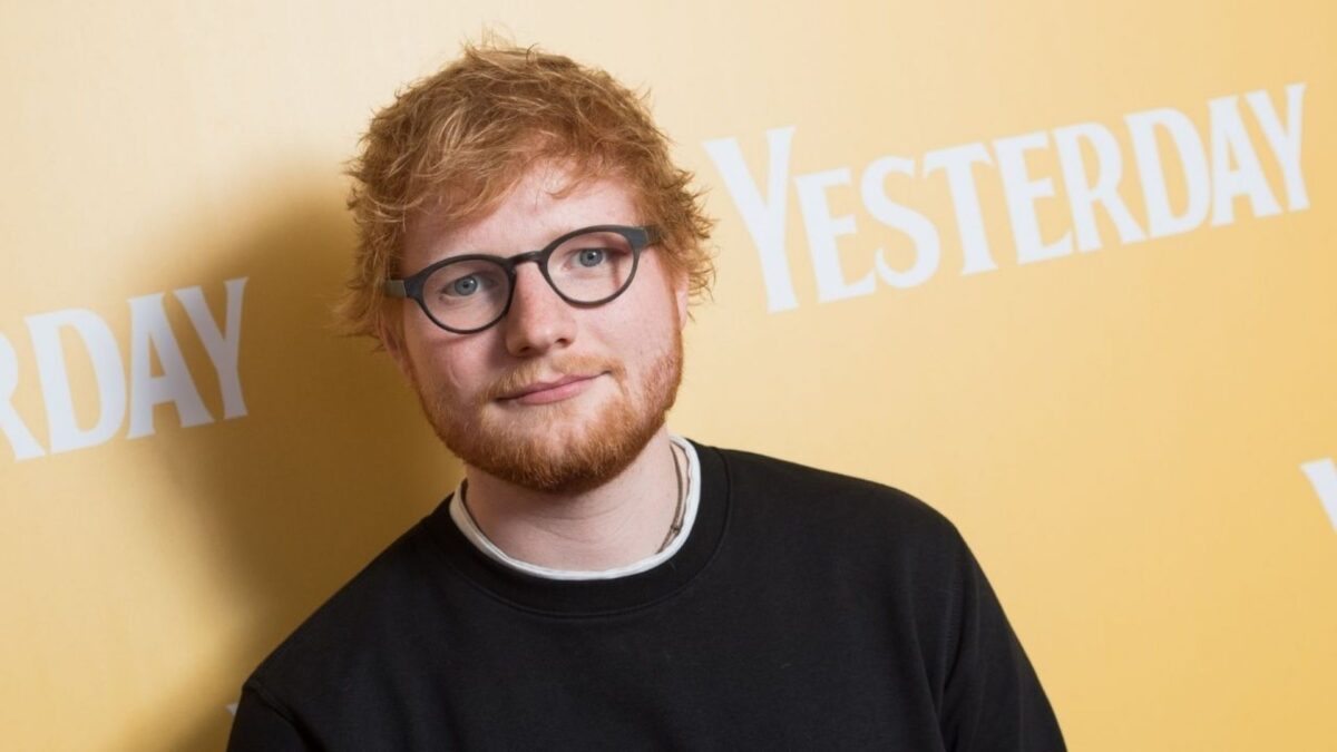 Ed Sheeran de óculos e barba