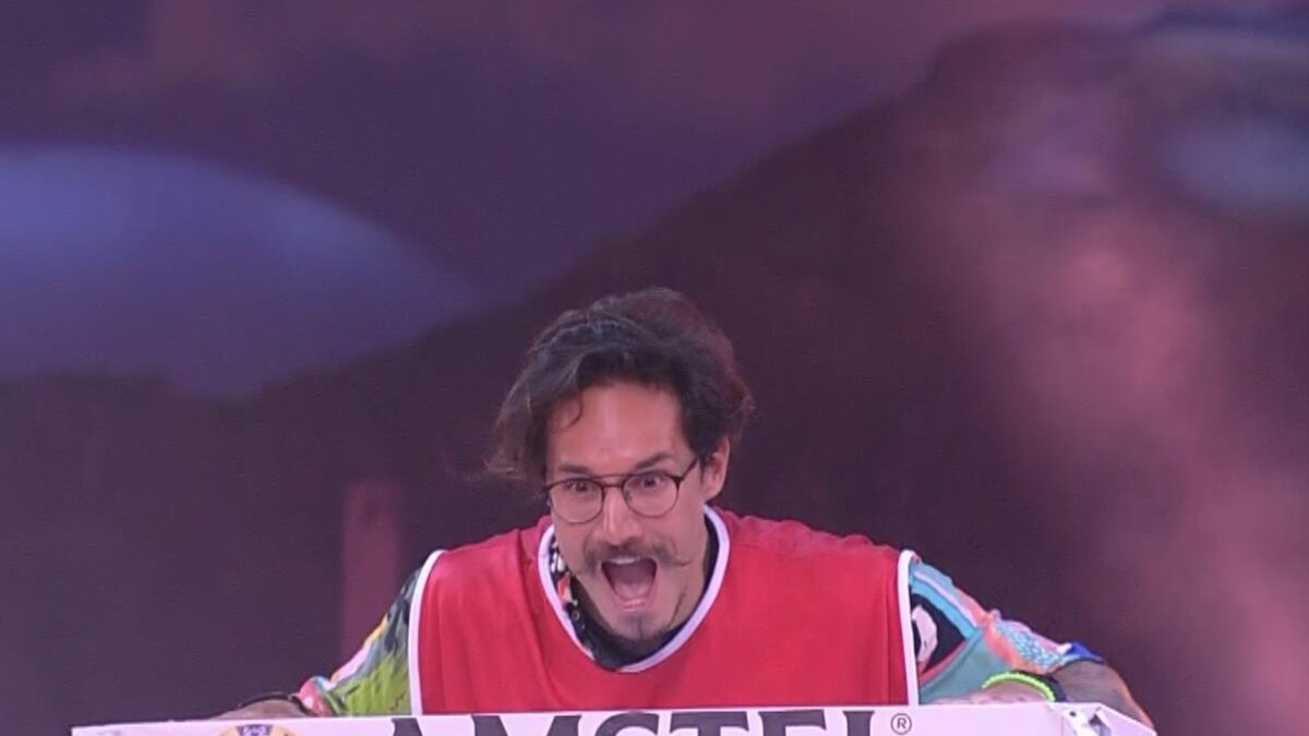 Eliezer gritando e comemorando a vitória na Prova do Líder