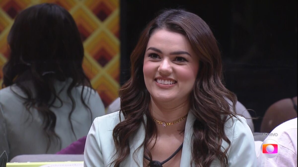Eslovênia sorrir enquanto escuta Tadeu falar sobre a eliminação do BBB 22