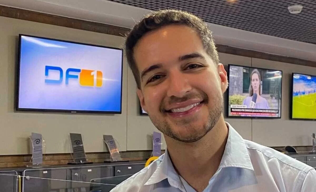 Gabriel Luiz em foto posada na redação de jornalismo da Globo Brasília