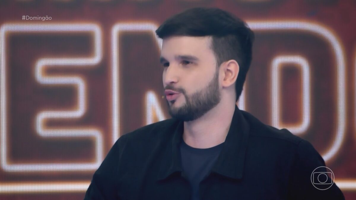 Henrique Lopes, o Gina Indelicada, faz pergunta a Lucas, eliminado do BBB 22, no Domingão com Huck