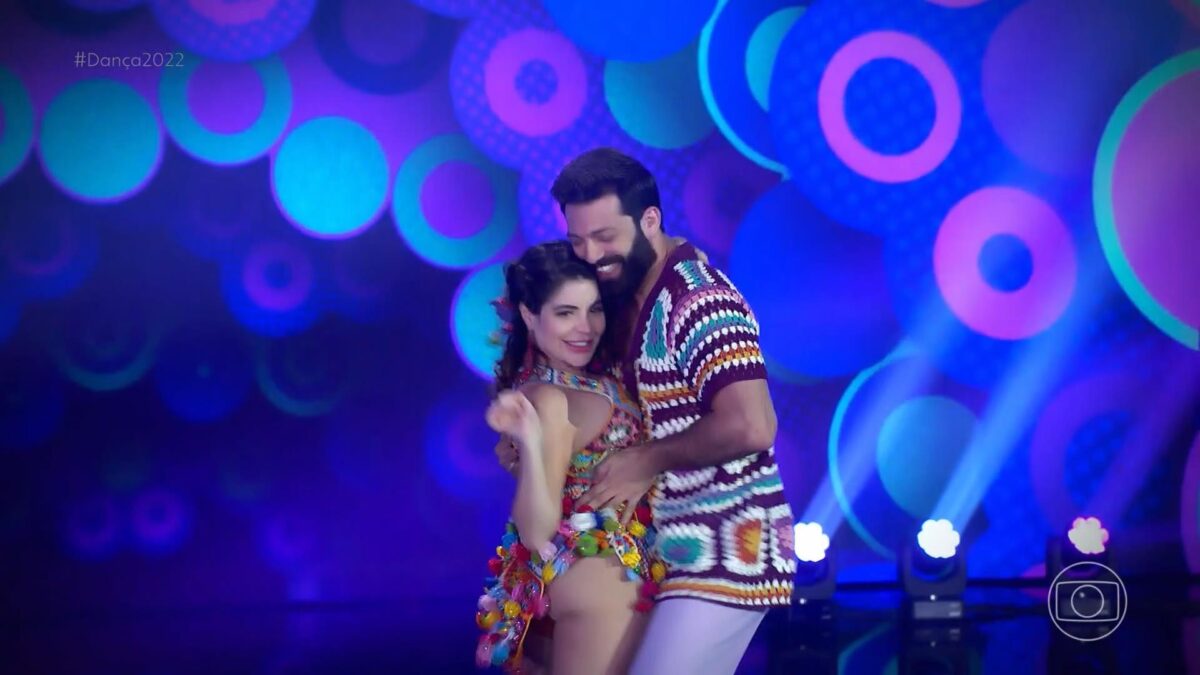 Gkay dançando agarrada a Rodrigo Thomaz