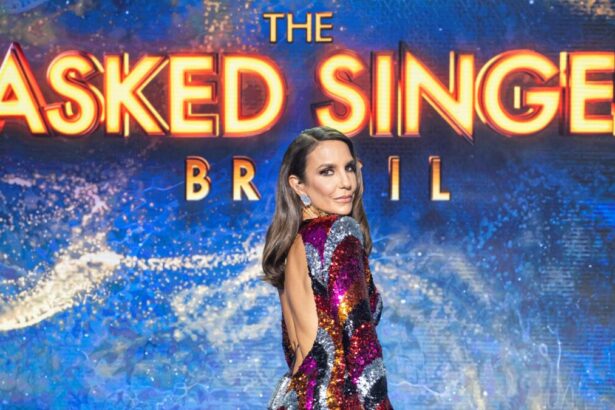 Ivete Sangalo em frente ao logo do The Masked Singer Brasil