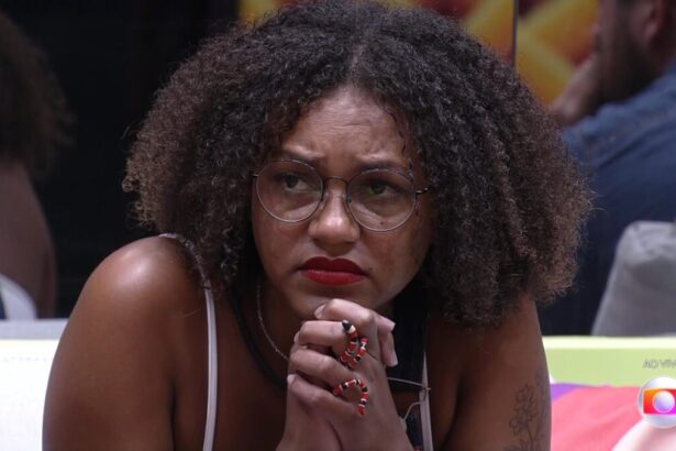 Jessilane aperta as mãos antes de ser eliminada do BBB 22