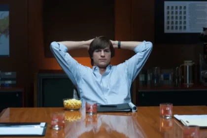 Ashton Kutcher como Steve Jobs em cena do filme