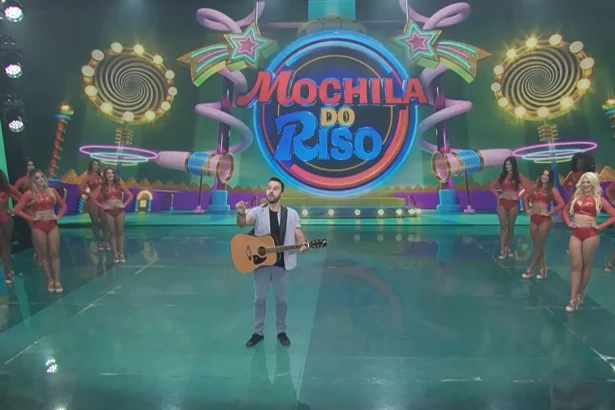 Humorista no palco do Faustão na Band