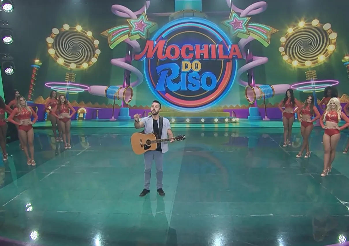 Humorista no palco do Faustão na Band