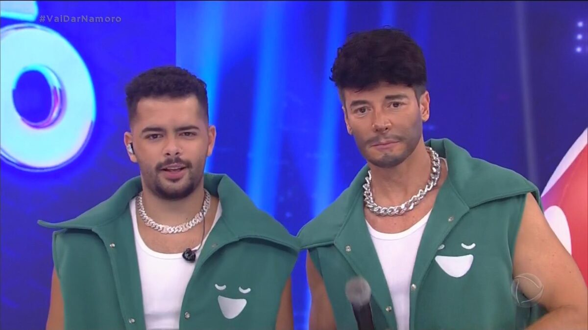 Pedro Sampaio ao lado de Rodrigo Faro olhando para a câmera após apresentação no Hora do Faro, da Record TV