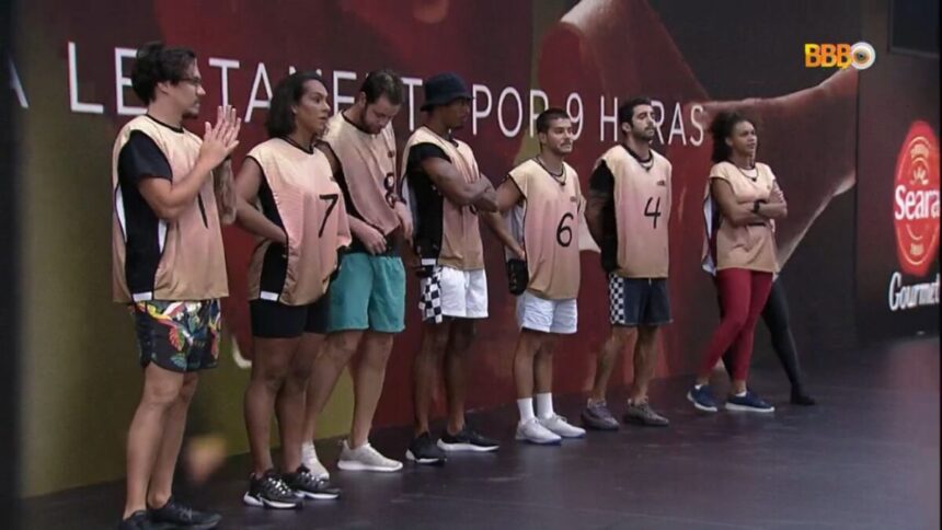 Participantes do BBB 22 em pé aguardando começar a prova do anjo.