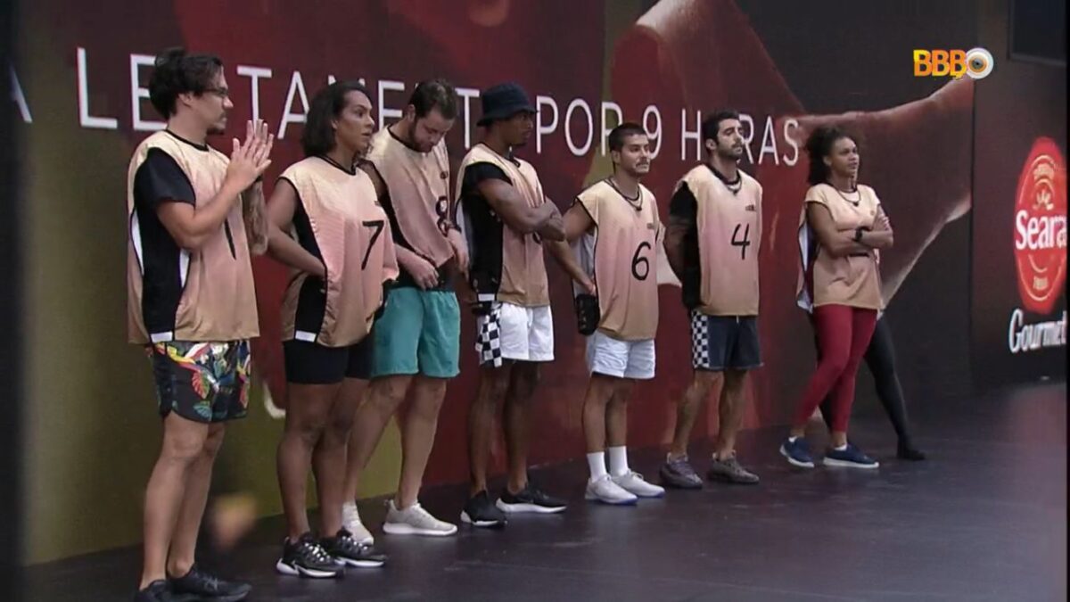 Participantes do BBB 22 em pé aguardando começar a prova do anjo.