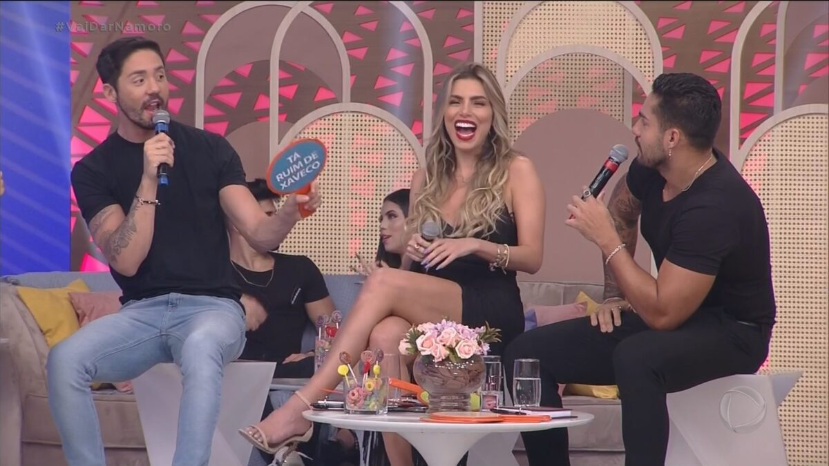 Erika Schneider e Bil Araújo caem na risada com Rico Melquiades no palco do Vai Dar Namoro