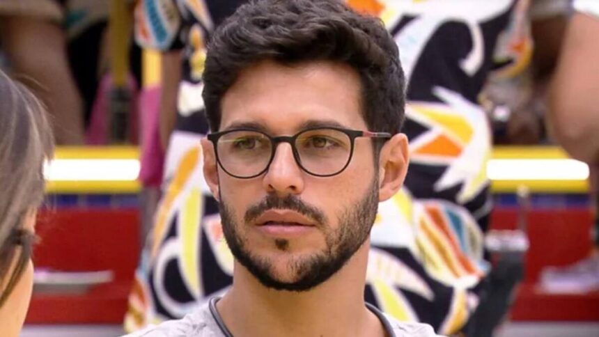 Rodrigo Mussi, de óculos, dentro da casa do BBB 22