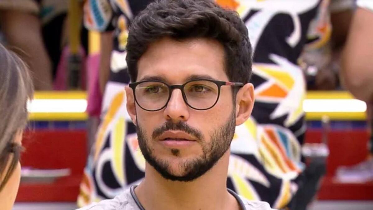 Rodrigo Mussi, de óculos, dentro da casa do BBB 22