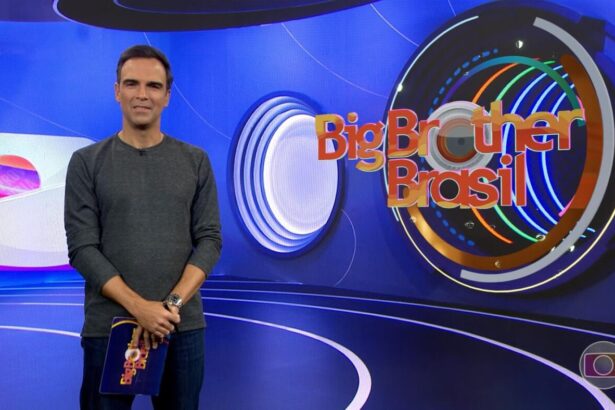 Tadeu Schmidt em pé no estúdio improvisado do BBB 22