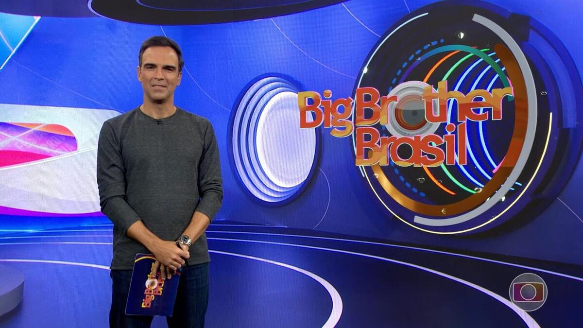 Tadeu Schmidt em pé no estúdio improvisado do BBB 22