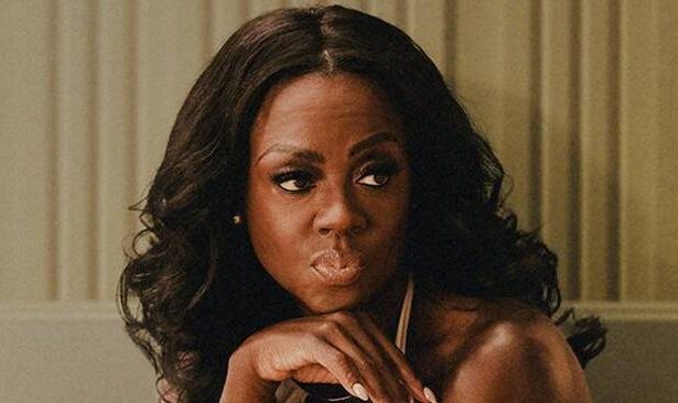 Viola Davis em cena como Michelle Obama na série The First Lady