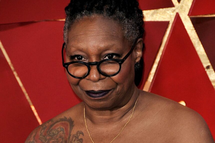 Whoopi Goldberg de óculo e cabelos presos