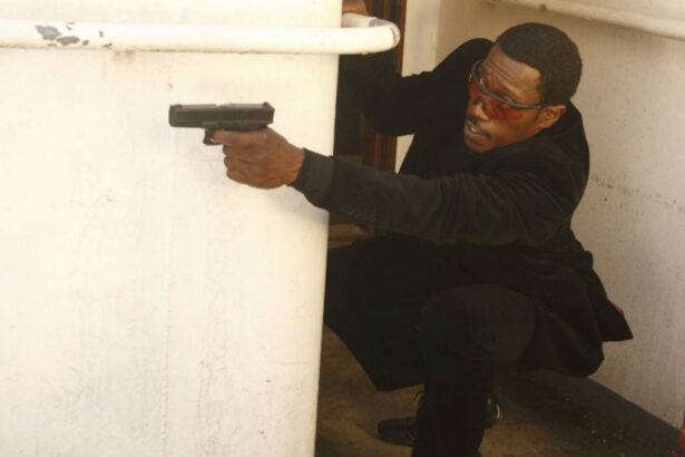 Wesley Snipes apontando uma arma em trecho do filme A Arte da Guerra II