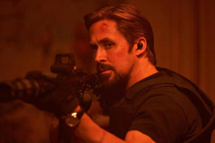 Ryan Gosling com uma arma nas mãos