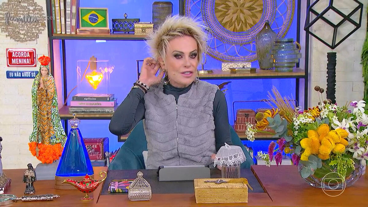 Ana Maria Braga ajusta o microfone enquanto apresentava o Mais Você nesta quarta-feira (25)