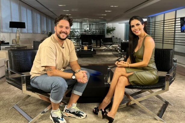 André Vasco ao lado de Daniela Albuquerque em trecho da entrevista para o Sensacional