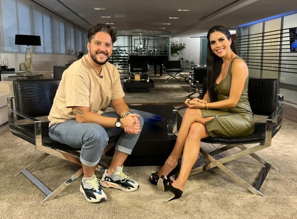 André Vasco ao lado de Daniela Albuquerque em trecho da entrevista para o Sensacional