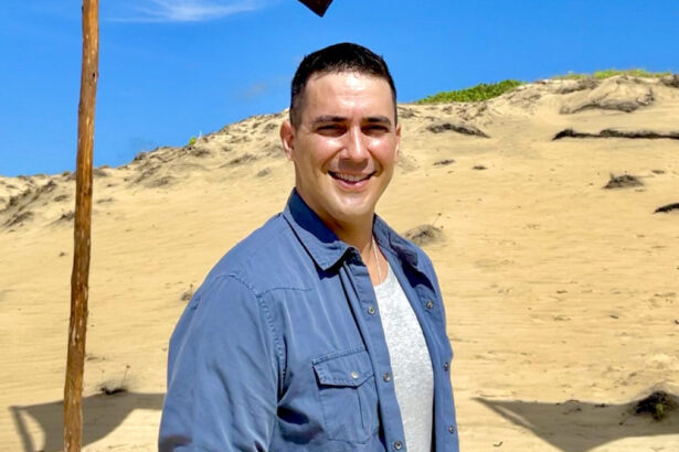 André Marques em trecho de gravação do reality No limite, na areia da praia