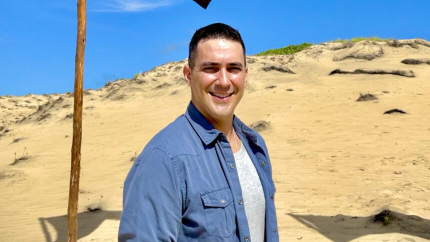 André Marques em trecho de gravação do reality No limite, na areia da praia