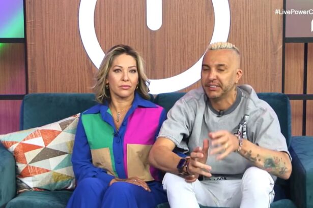 Baronesa e Rogério sentados no sofá em live do Power Couple