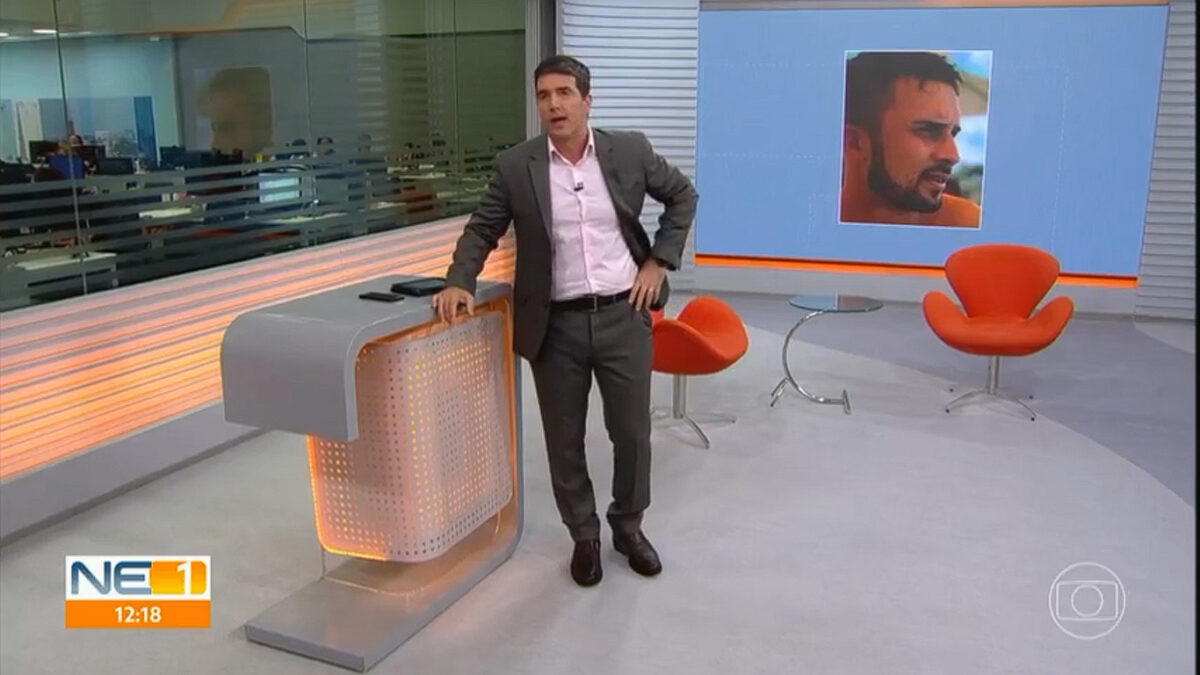 Bruno Fontes se apoia na bancada do telejornal Ne1 da Globo em Pernambuco