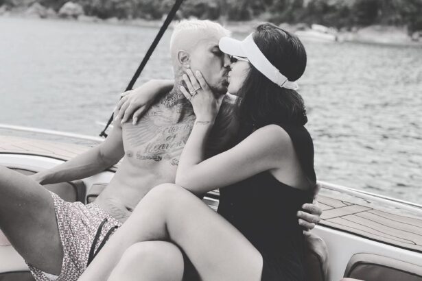 MC Livinho e Byanca Gabarron se beijando em uma foto preto e branco