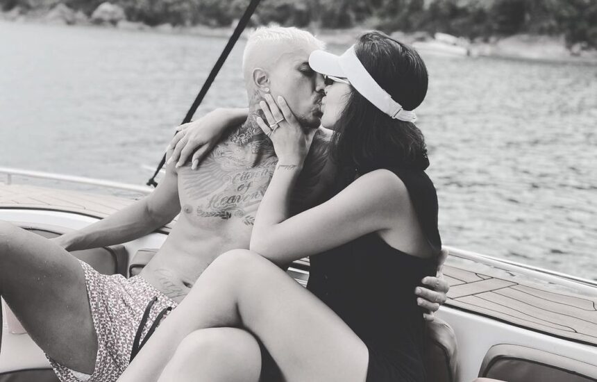 MC Livinho e Byanca Gabarron se beijando em uma foto preto e branco