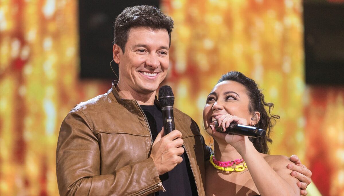 Rodrigo Faro logo após a apresentação de uma participante no Canta Comigo