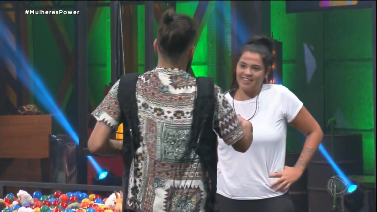 Cartolouco cumprimenta Gabi no campo de Provas do Power Couple