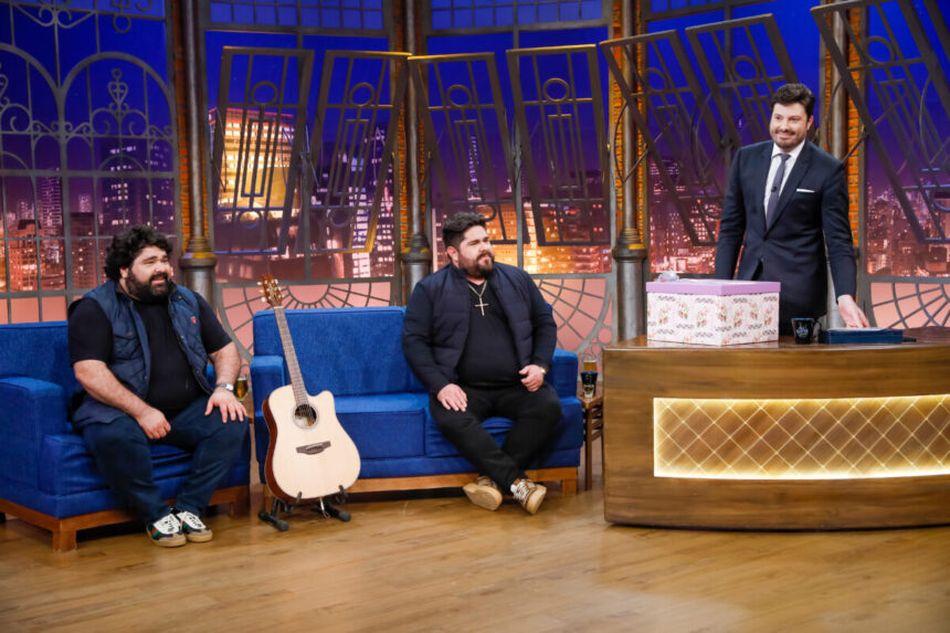 César Menotti & Fabiano, sentados nos estúdios do The Noite, ao lado de Danilo Gentili