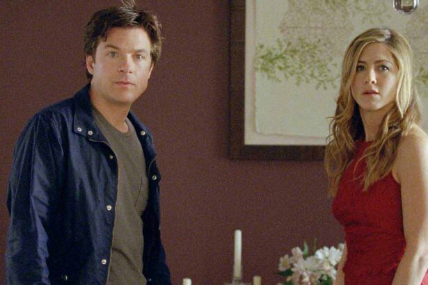 Jason Bateman e Jennifer Aniston em trecho do filme Coincidências Do Amor, exibido pela TV Globo na Sessão da Tarde